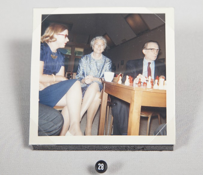 jacqueline-piatigorsky-with-duchamp-at-the-herman-steiner-chess-club-9854